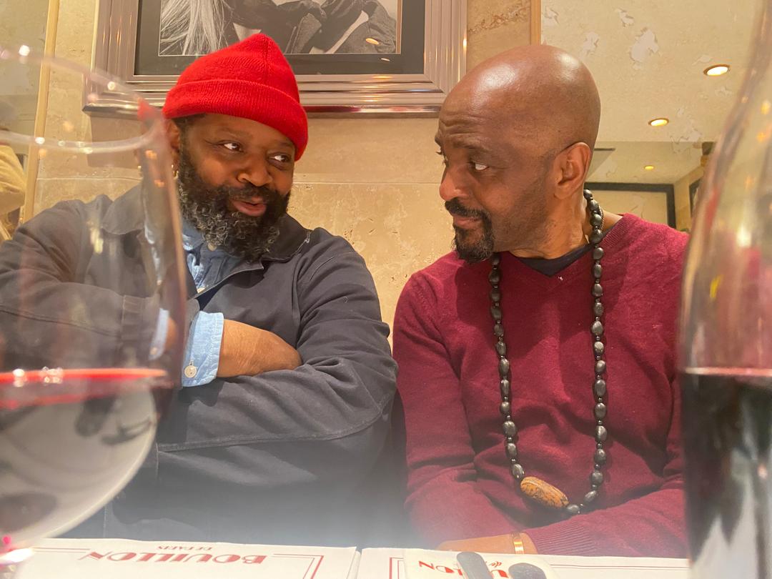 Deux invités au bonnet rouge